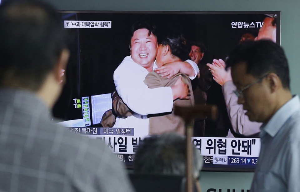 Putin gửi thông điệp "ớn lạnh" cho Kim Jong Un - 1 Người dân Hàn Quốc xem bản tin về vụ thử hạt nhân tại Triều Tiên hôm 9/9.