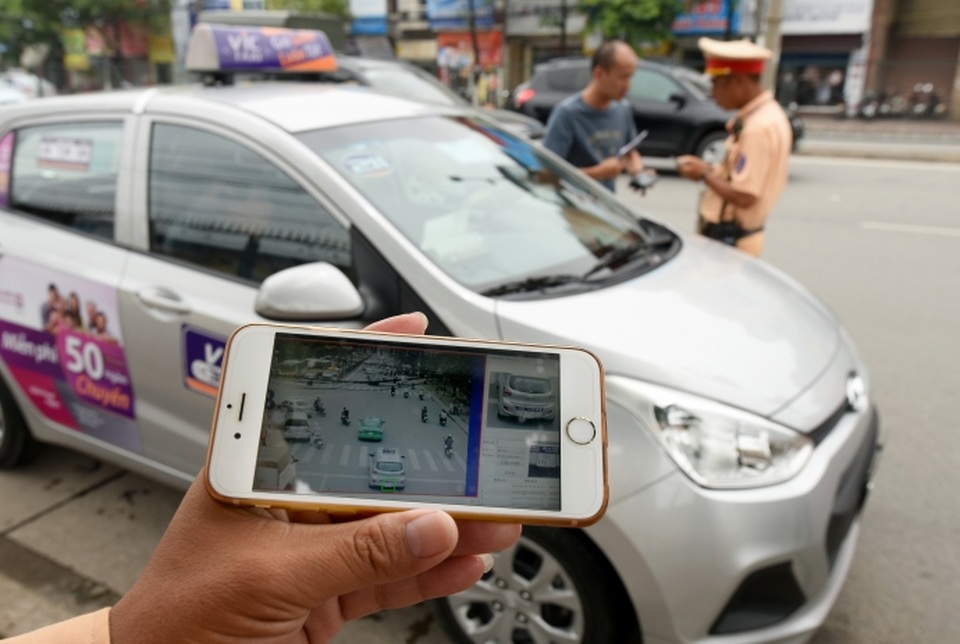 Xử phạt cần chứng cứ khiến CSGT “đau đầu” - 1
Những người vi phạm giao thông chỉ tâm phục, khẩu phục khi CSGT đưa ra hình ảnh vi phạm của họ. Ảnh: Khánh Linh