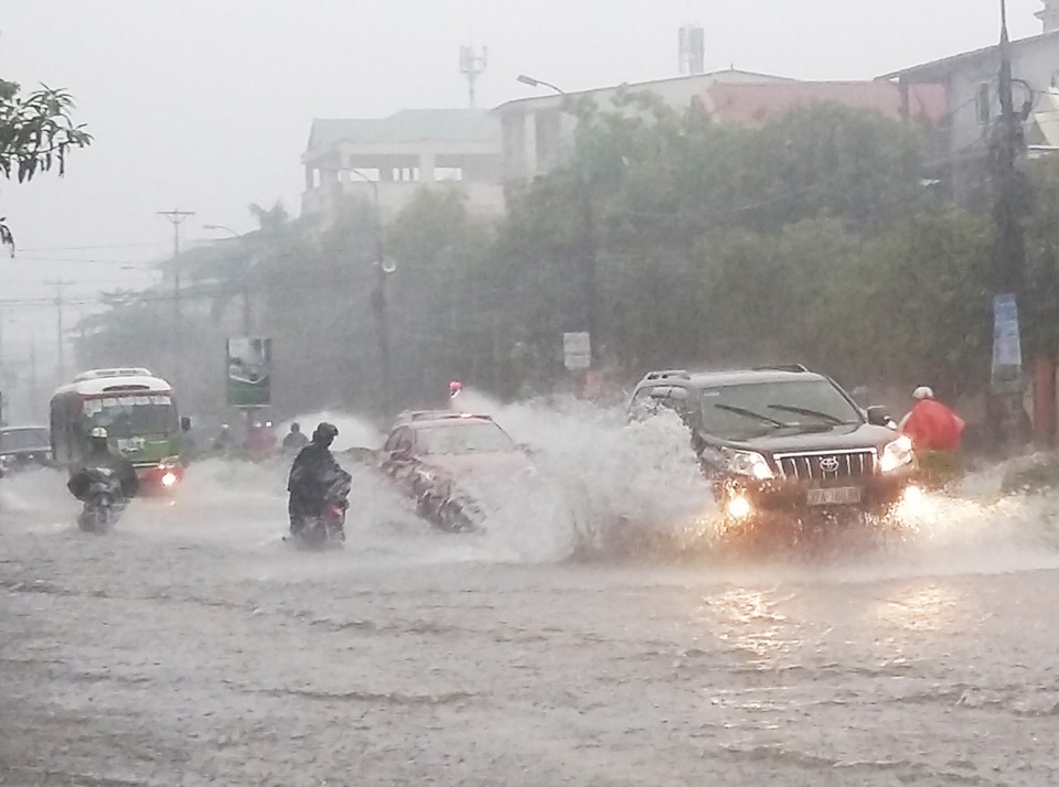 Cây đổ la liệt sau bão số 4, mưa ngập nhiều nơi - 17 Mưa lớn kéo dài, trời tối sầm lại khiến nhiều phương tiện phải bật đèn đi giữa ban ngày.