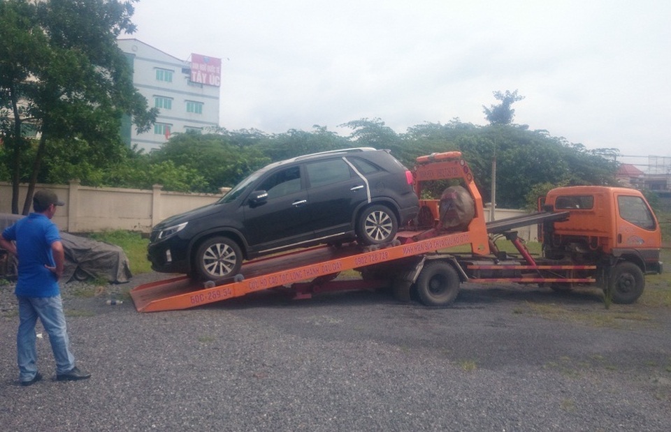 CSGT "cẩu" cả nữ tài xế cố thủ trong ô tô - 1
Do tài xế không chịu xuống xe nên xe cẩu chuyên dụng buộc phải cầu cả người và xe vi phạm về trụ sở làm việc.