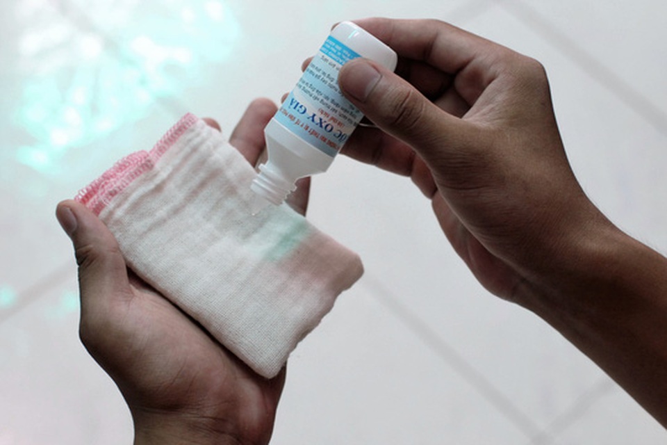 Cồn, ôxy già: Mua dễ, dùng không dễ - 1 Dùng các chất sát trùng y tế sai mục đích, sai hướng dẫn có thể gây nguy hại cho sức khỏe. Ảnh: HOÀNG TRIỀU