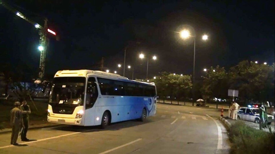 Mẹ chàng trai “thủ khoa 3 khối” bị xe tông tử vong - 3 Chiếc xe khách sau khi gây tai nạn đã bỏ chạy. Tuy nhiên người dân đã đuổi theo và chặn bắt.