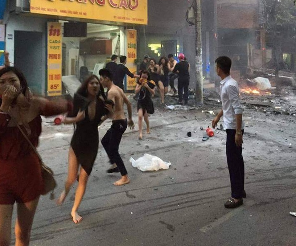 Dùng áo ngực thoát đám cháy, cô gái bức xúc vì bị trêu đùa - 1 Bức ảnh cô gái trẻ dùng áo ngực bịt miệng tháo chạy khỏi quán gây xôn xao cộng đồng mạng
