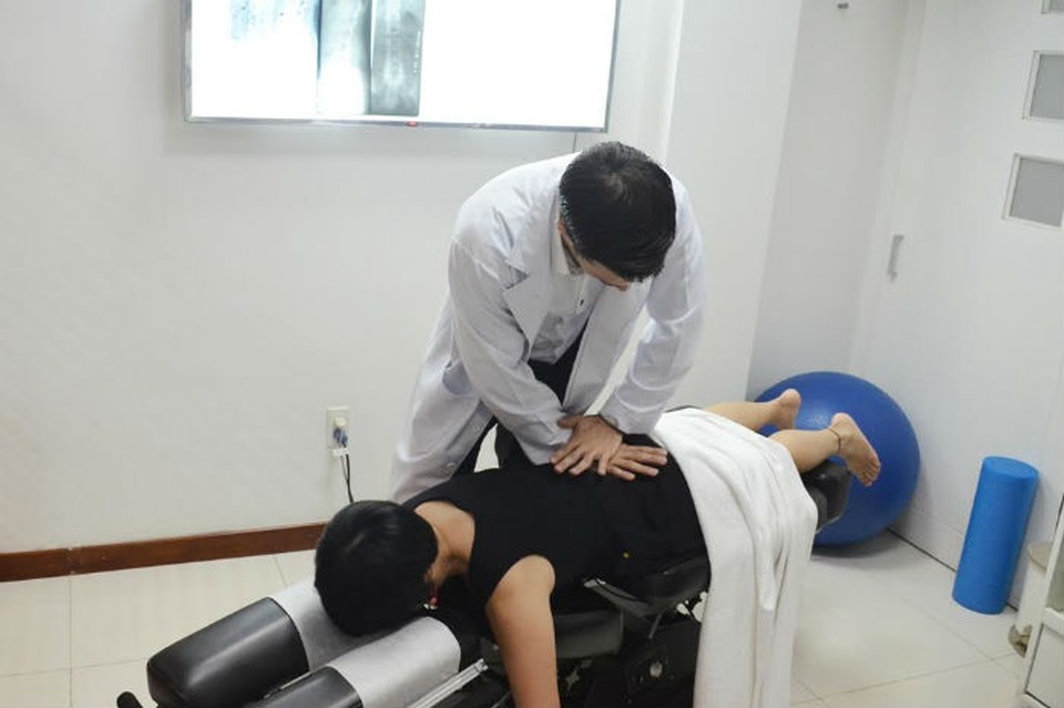 Dùng tay nắn chữa thoát vị đĩa đệm chỉ là chiêu quảng cáo - 1 Động tác chữa bệnh của chủ yếu của bác sĩ Paul Francis Dalfon chủ yếu là ấn, bẻ như trong xoa bóp.