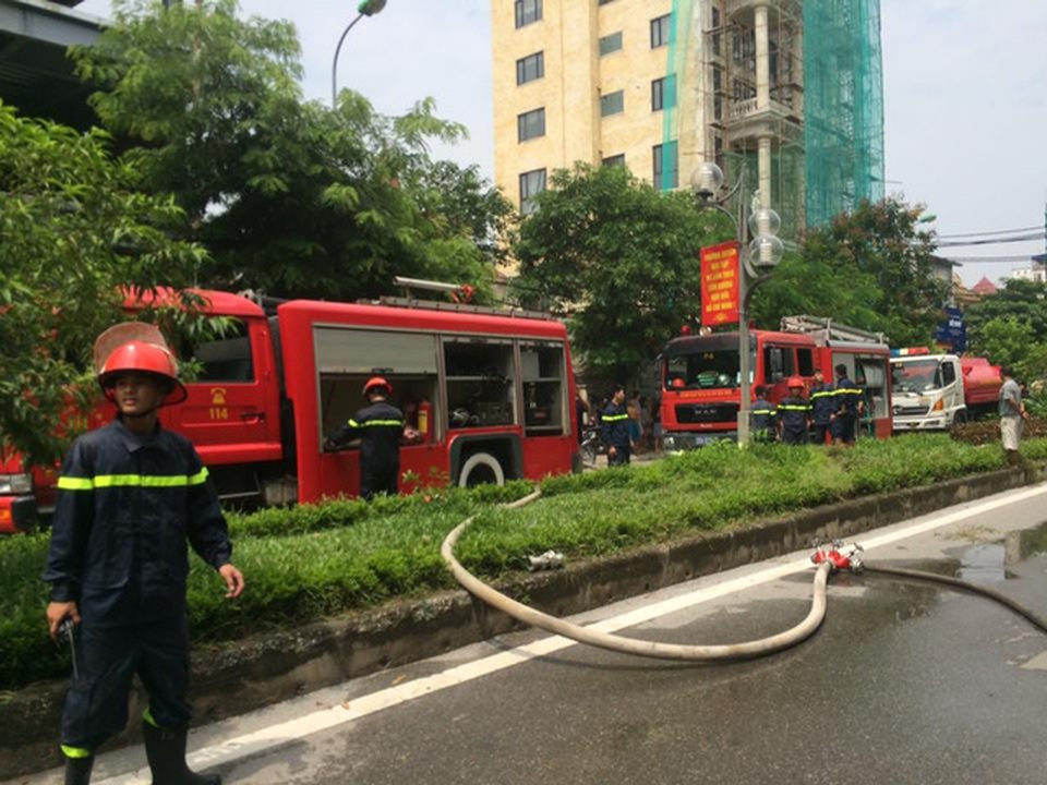 Hà Nội: Xe buýt bốc cháy dữ dội, hành khách hoảng loạn tháo chạy - 4
3 xe chữa cháy cùng hàng chục lính cứu hỏa được điều đến hiện trường chiếc xe buýt đang bốc cháy.