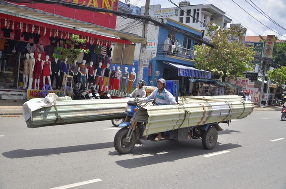Thủ tướng nhắc Hà Nội về hiện tượng “máy chém” nghênh ngang trên phố - 2 Tình trạng xe thô sơ chở vật liệu xây dựng sắc nhọn, nguy hiểm đã tồn tại từ rất lâu nay tại nhiều địa phương trên cả nước mà không hề bị xử lý. (Ảnh: Đình Thảo)