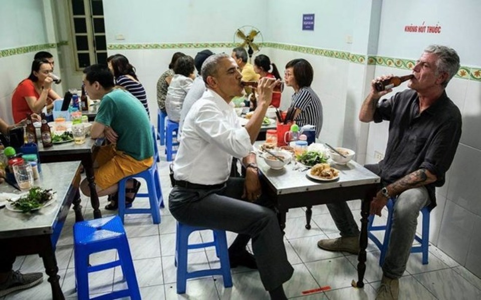 Hé lộ thông điệp hy vọng ông Obama đưa ra bên bát bún chả - 1 Ông Obama uống bia và ăn bún chả với ông Bourdain khi ở Hà Nội. (Nguồn: Daily Beast)