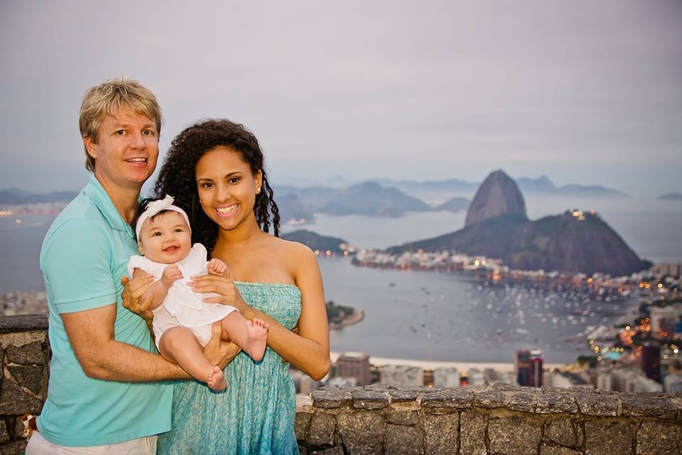 Bộ ảnh cực yêu của bé gái 2 tuổi du lịch qua 30 nước cùng cha mẹ - 1