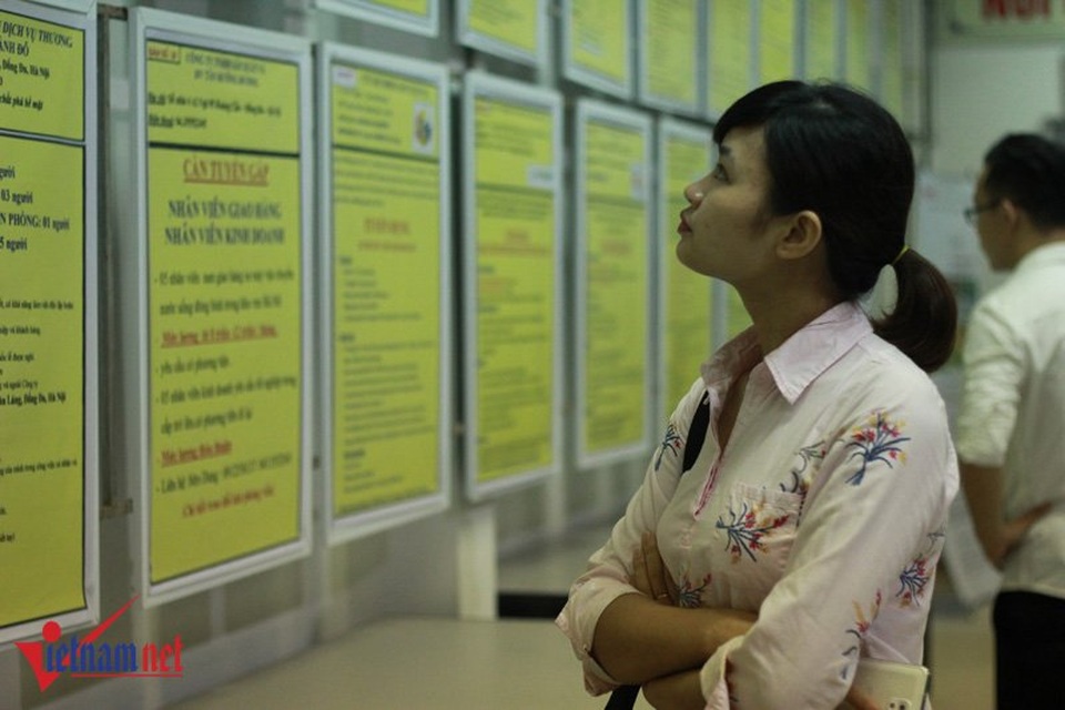 Tăng tuổi hưu: Người trẻ có lo khó tìm việc? - 1 Nhiều sinh viên mới ra trường cho rằng tăng tuổi nghỉ hưu ít ảnh hưởng đến cơ hội tìm việc làm. Ảnh Trần Thường
