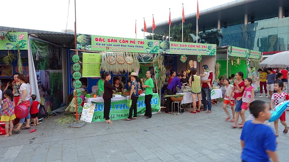 Ngày hội Mễ Trì mùa cốm xanh Hà Nội - 1
Ngày hội văn hóa cốm Mễ Trì 2016 diễn ra tại Cung triển lãm Kiến trúc quy hoạch xây dựng Quốc gia là dịp để giới thiệu tới du khách món đặc sản của Hà Nội cùng những giá trị văn hóa xoay quanh câu chuyện về cốm.