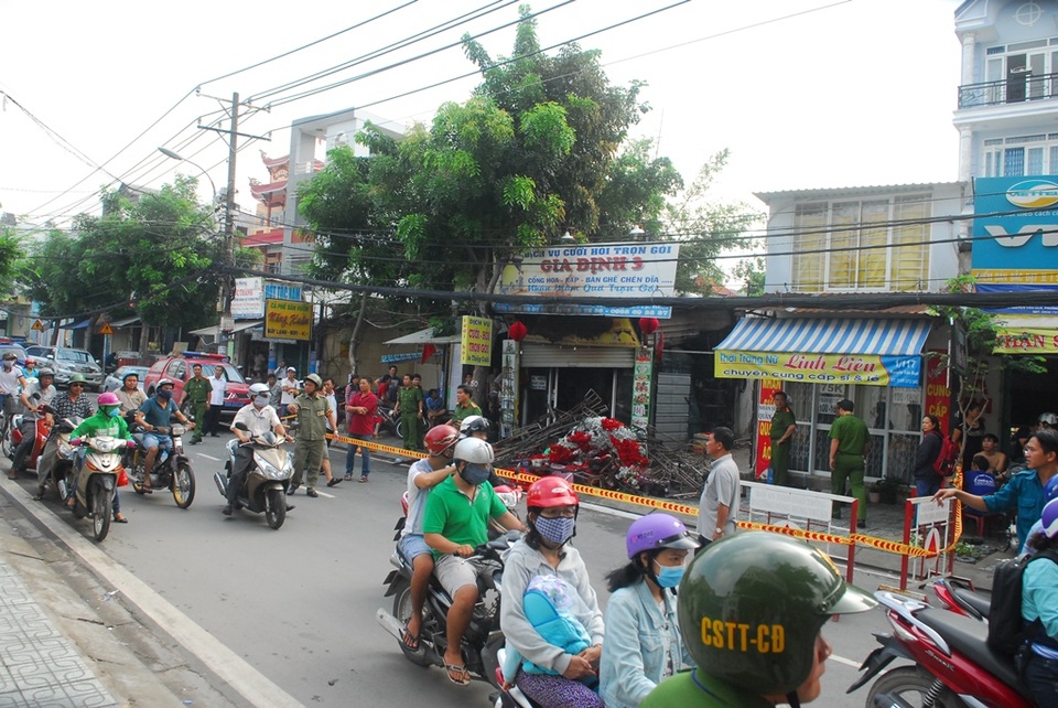 Cháy tiệm cưới hỏi, cả gia đình 3 người tử vong - 2 Hiện trường vụ cháy được phong tỏa để phục vụ công tác điều tra