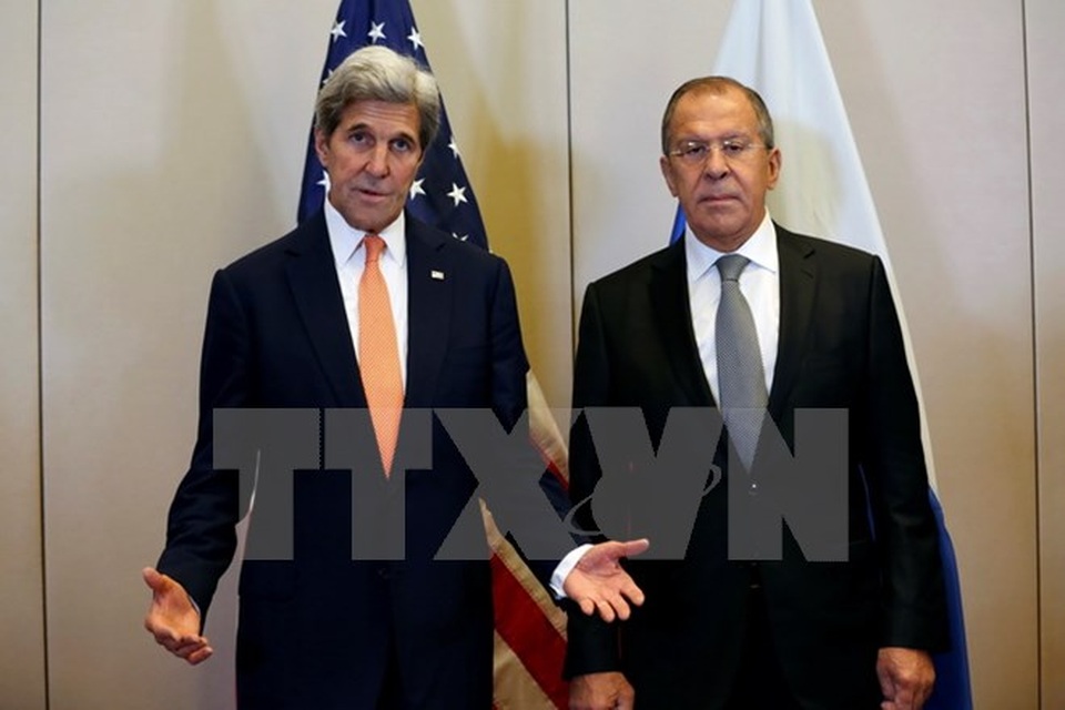 Chuyên gia: Nguy cơ xảy ra xung đột quân sự giữa Nga-Mỹ ở Syria - 1 Ngoại trưởng Nga Sergei Lavrov (phải) và Ngoại trưởng Mỹ John Kerry (trái) trong cuộc gặp tại Geneva, Thụy Sĩ ngày 9/9. (Nguồn: AFP/TTXVN)