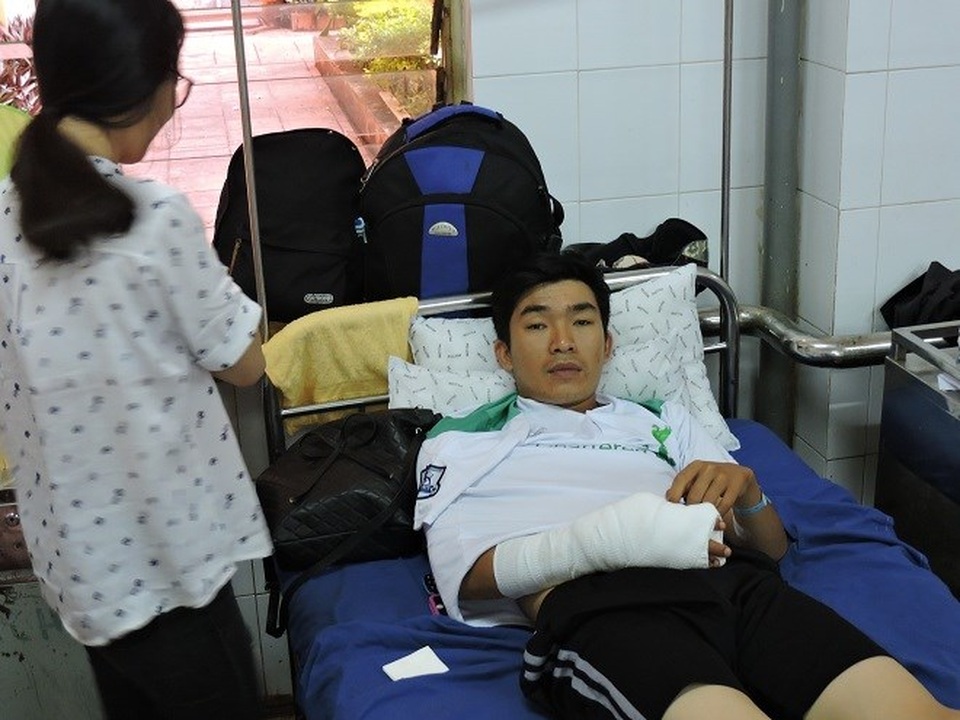 Xách dao uy hiếp lực lượng CSGT đòi lại giấy tờ bị tạm giữ - 1 Thiếu úy Dũng khi điều trị tại bệnh viện.