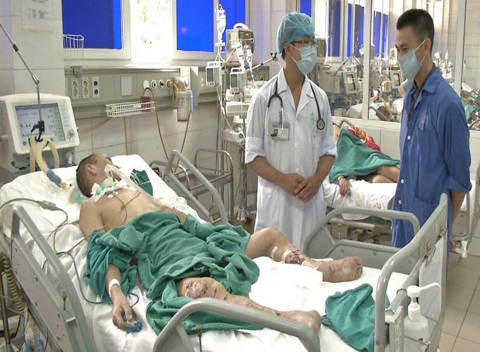 Bộ Y tế: Tin lời "thầy lang" chỉ “tiền mất tật mang” - 1 Một trường hợp cấp cứu do tin lời thầy lang để chữa bệnh.