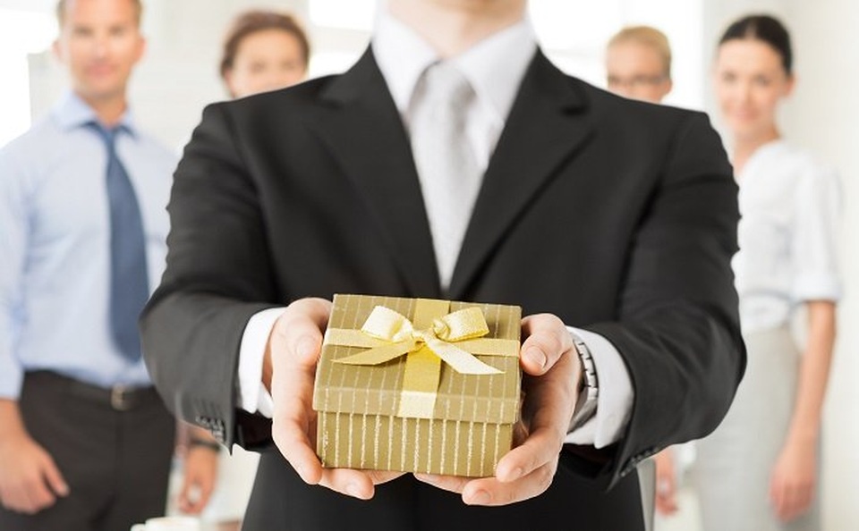 Hàn Quốc: Biếu sếp hơn 45 USD, đi tù 3 năm - 1 Hàn Quốc vừa đưa ra một quy định hà khắc về chống tham nhũng