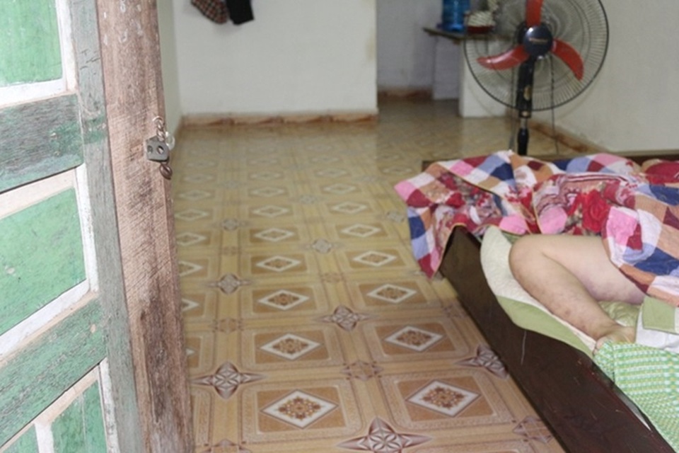 Phát hiện cô gái khoả thân tử vong với vòng dây thép quấn cổ - 1 Thi thể cô gái Phàn Thị Vằn phát hiện trong phòng trọ