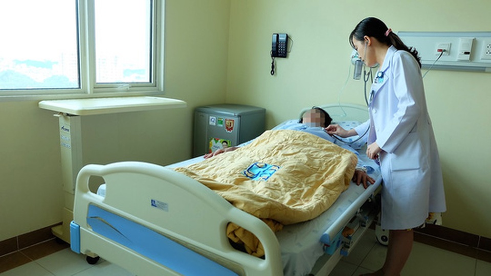 Mùa mưa, quá nhiều rủi ro rình rập - 1 Bệnh nhân bị bệnh về hô hấp đang được điều trị