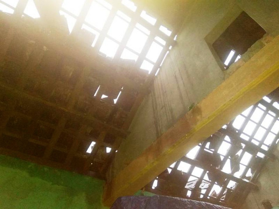 Mưa lớn, 1 người bị lũ cuốn trôi, đường sắt tê liệt - 4 Nhà dân bị tốc mái do lốc xoáy (Ảnh: CTV)