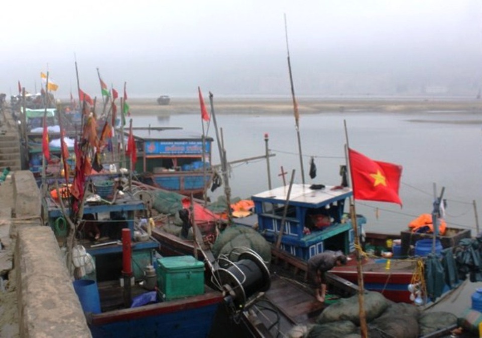 Mưa lớn, 1 người bị lũ cuốn trôi, đường sắt tê liệt - 11 Tàu, thuyền vào tránh bão ở cảng cá Thạch Kim