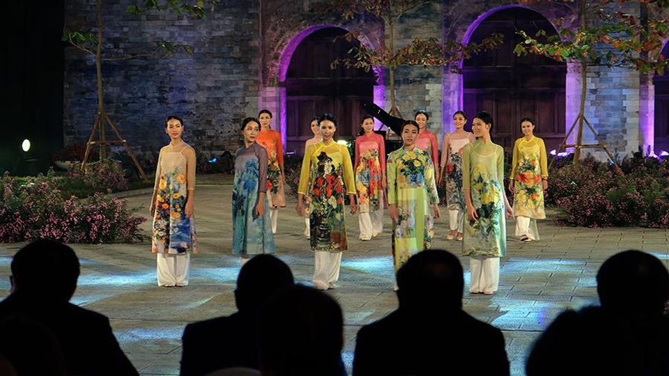 Duyên dáng hình ảnh tà áo truyền thống Việt trong đêm khai mạc - 9 Duyên dáng hình ảnh tà áo truyền thống Việt trong đêm khai mạc - 9
