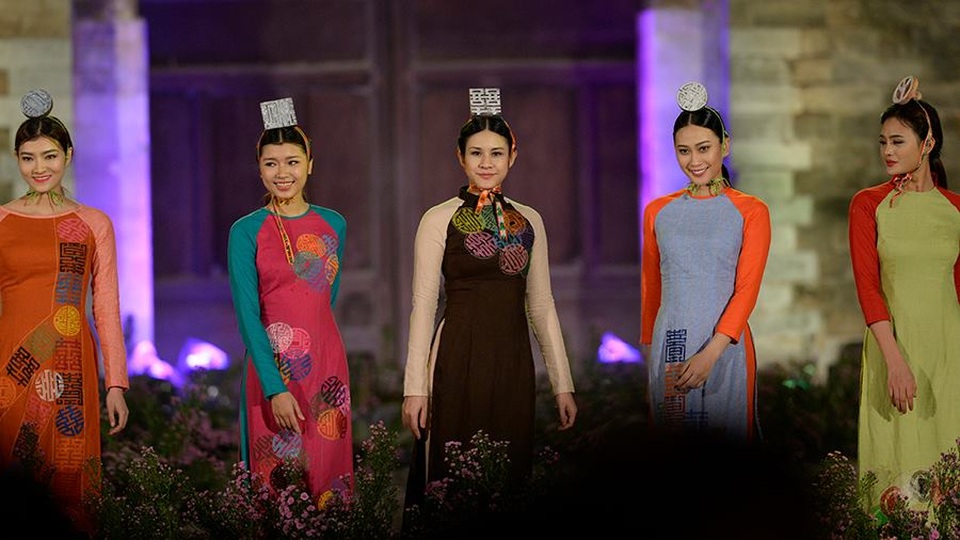 Duyên dáng hình ảnh tà áo truyền thống Việt trong đêm khai mạc - 12 Duyên dáng hình ảnh tà áo truyền thống Việt trong đêm khai mạc - 12