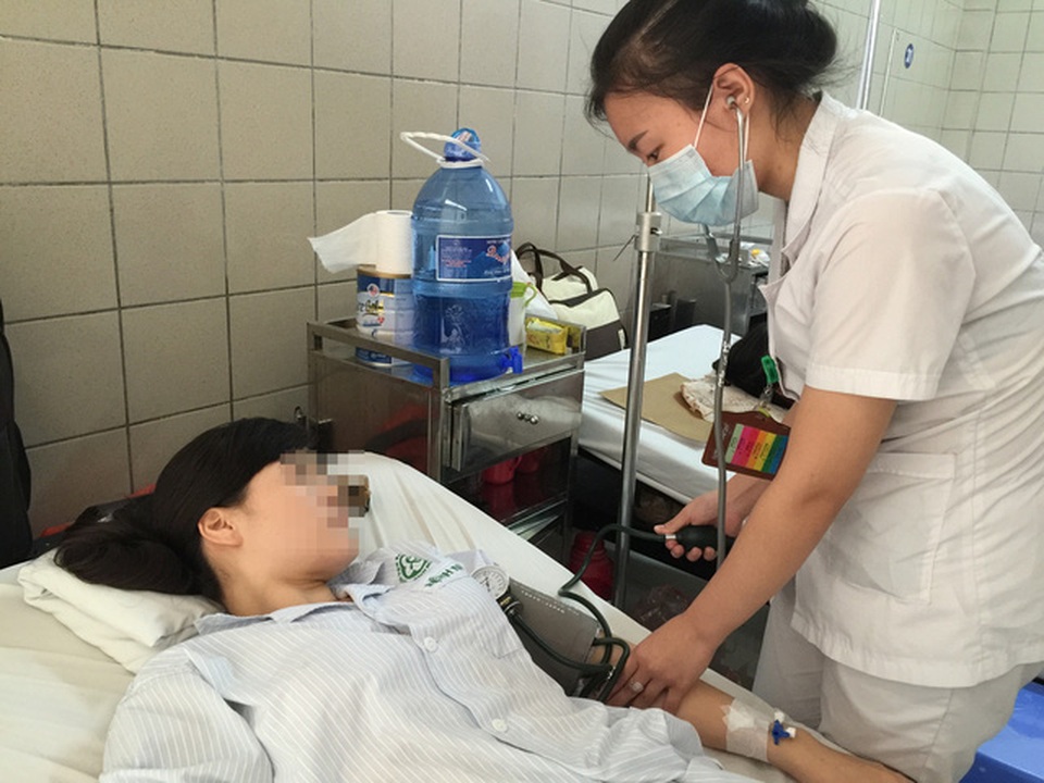 Mẹ ốm yếu, con đần độn vì... thuốc cam - 1 Chăm sóc cho bệnh nhân bị nhiễm độc chì tại Trung tâm Chống độc, Bệnh viện Bạch Mai. Ảnh: Võ Thu