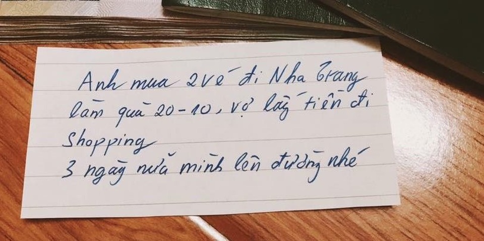 Chồng soái ca tặng vợ quà 20/10 khiến chị em "điên đảo" - 1
Lời nhắn lãng mạn ngày 20/10 được người vợ chia sẻ trên mạng xã hội.