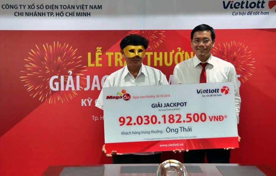 92 tỷ đồng trả thưởng lấy đâu ra: Xổ số có bị lỗ? - 1
Ông Nguyễn Quốc Thái nhận giải Jackpot chiều 18/10