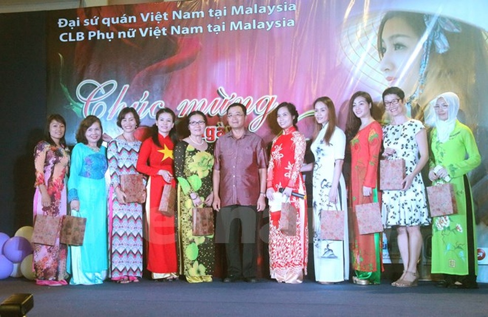 Tôn vinh Phụ nữ Việt Nam qua nhiều hoạt động ý nghĩa - 6 Đại sứ quán Việt Nam trao quà cho các chị em tiêu biểu. (Ảnh: Hoàng Nhương/Vietnam+)
