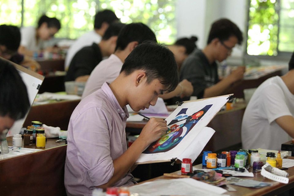 Các trường ngại tuyển sinh riêng - 1
Thí sinh thi môn vẽ trang trí vào Trường ĐH Kiến trúc TP HCM năm 2016. (Ảnh: Hoàng Triều)