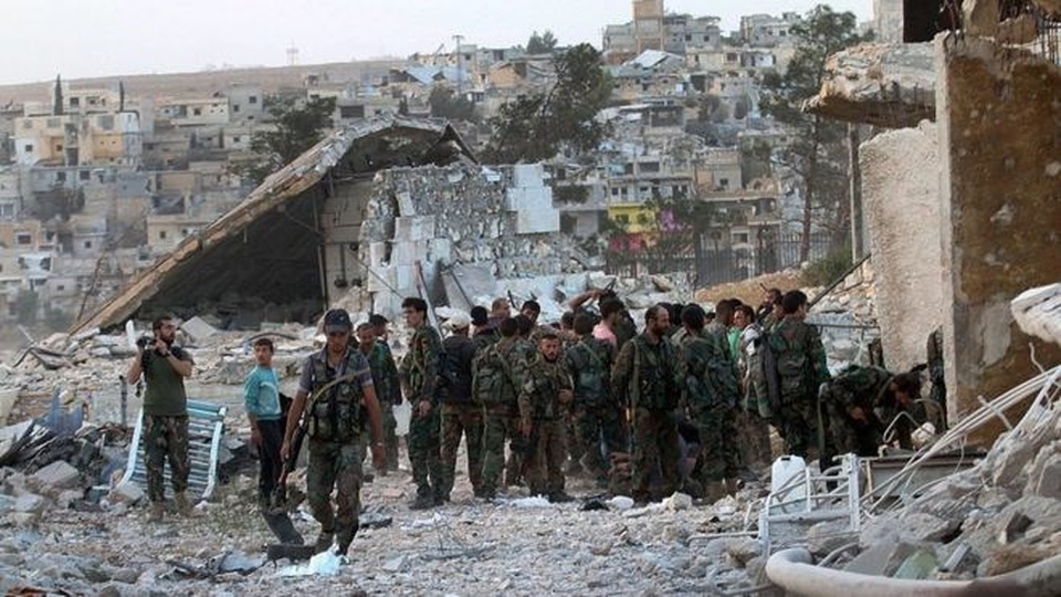 Giao tranh bùng phát ở Aleppo sau khi lệnh ngừng bắn hết hiệu lực - 1 Binh sỹ Syria ở Aleppo. (Nguồn: EPA)