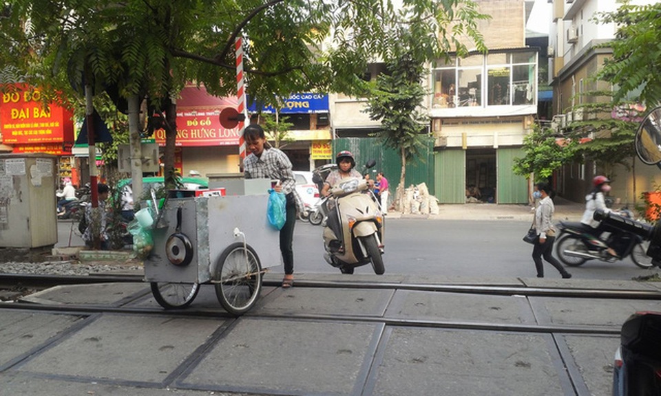 Hà Nội: Những chuyện hãi hùng ở “xóm đường tàu” - 1 Đường ngang dân sinh trên đường Lê Duẩn. Ảnh: HD