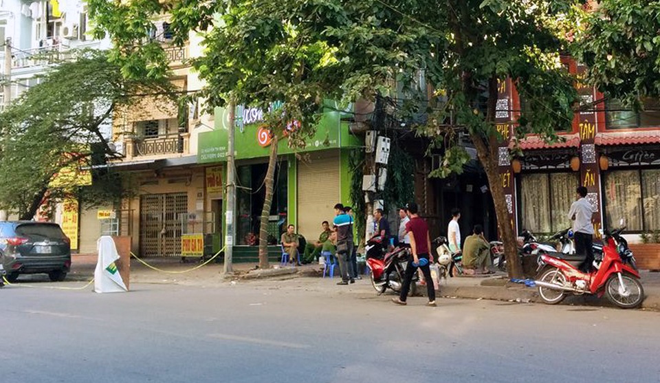 Cảnh sát phong tỏa, khám nghiệm hiện trường vụ án.