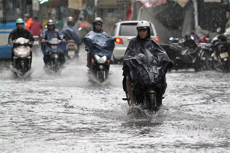 Lắm chuyện phiền vì “nhiễm nước” - 1 Đội mưa, lội nước thường xuyên có thể khiến hệ miễn dịch suy yếu, tạo cơ hội cho bệnh tật tấn công Ảnh: Hoàng Triều
