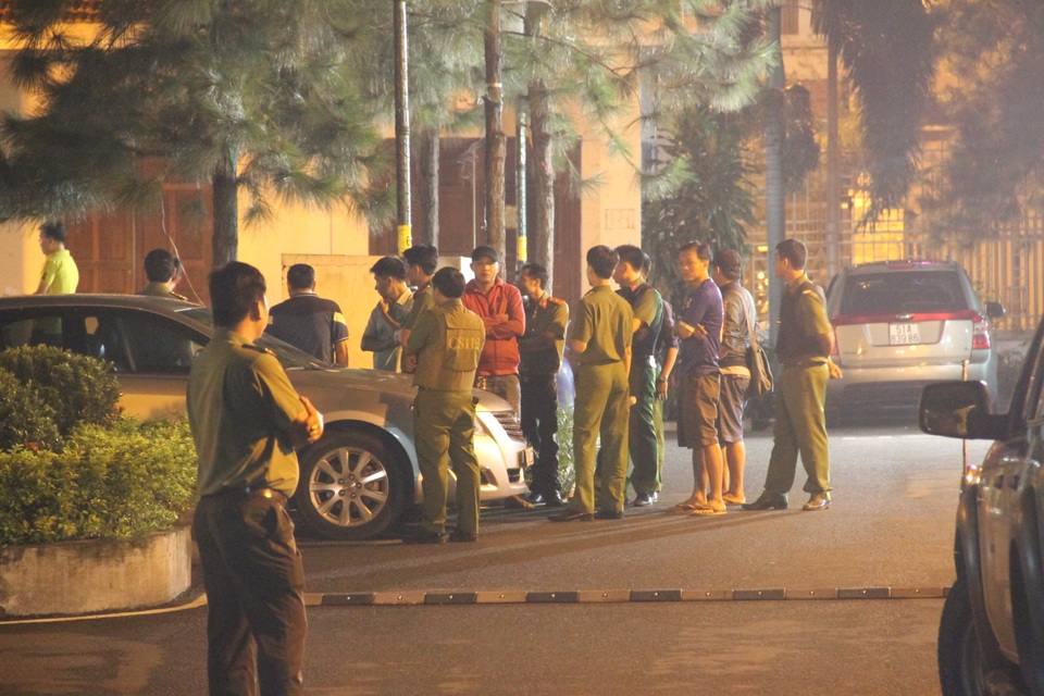 Người nước ngoài "khống chế" 2 đứa trẻ trong phòng chung cư - 1 Lực lượng công an túc trực suốt đêm để giải quyết vụ việc