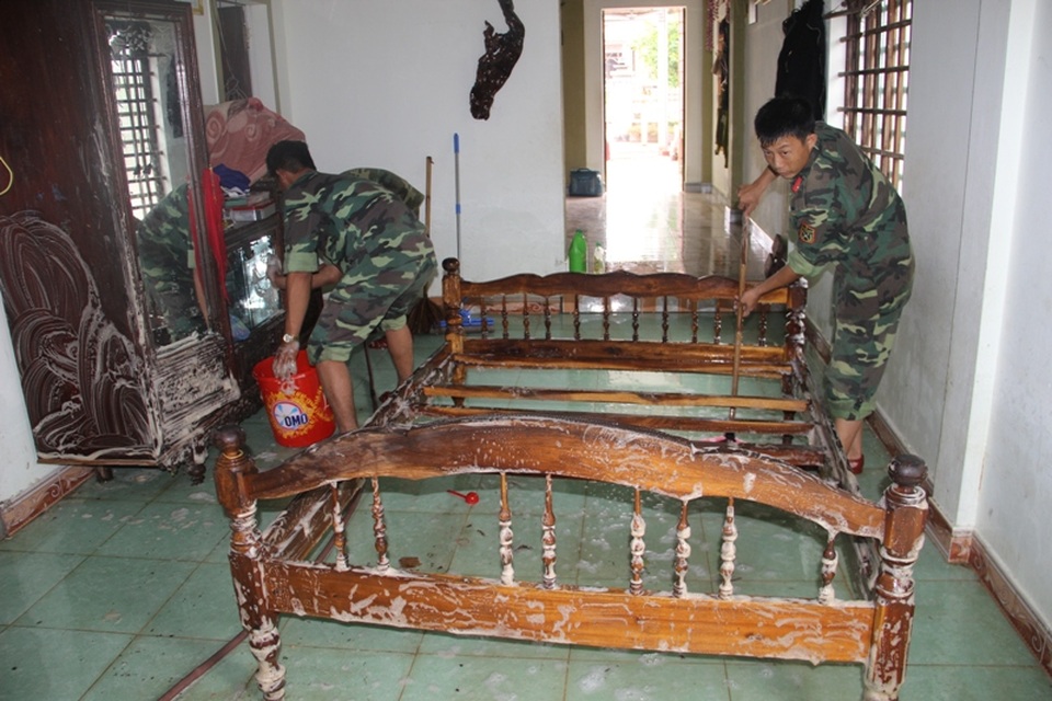 Bộ đội trắng đêm cứu người, tất tả giúp dân trong lũ - 6 Bộ đội đến từng nhà giúp dân dọn nhà cửa