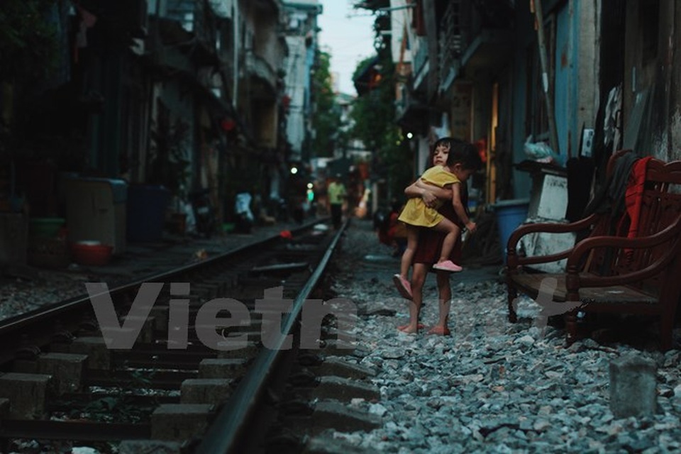Những "mảnh" tuổi thơ trên phố đường tàu Lê Duẩn - 1 Hai đứa trẻ... (Ảnh: Thanh Dung/Vietnam+)