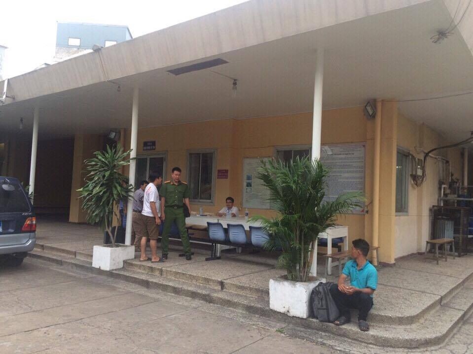 Nghi cha ngoại tình, con trai tưới xăng đốt chết cha ruột - 1 Cơ quan chức năng đang bàn giao thi thể nạn nhân cho gia đình về nhà lo hậu sự