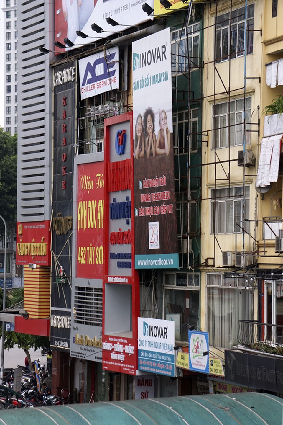 Hai cậu bé nghèo chơi nhạc “cực đỉnh” và tài xế taxi trả lại 2 điện thoại 40.000 USD - 8
Biển quảng cáo khủng tiềm ẩn nguy cơ cháy vẫn giăng khắp Thủ đô Hà Nội. Trong ảnh: Những căn nhà ống liền kề không còn nhìn thấy mặt tiền. (Ảnh: Hữu Nghị)
