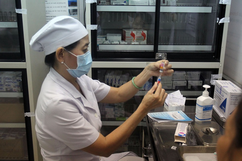 Thuốc tiêm, dịch truyền: Lạm dụng nguy hiểm! - 1
Người tiêm thuốc buộc phải thông thạo cách tiêm để tránh tai biến (Ảnh: Hoàng Triều)