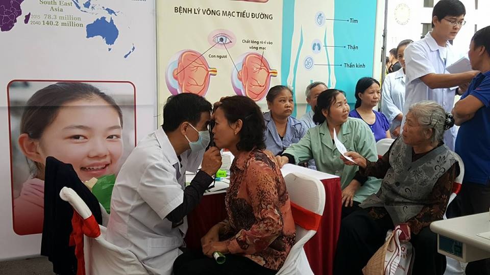 Báo động "tuổi ăn tuổi lớn" vật lộn với bệnh đái tháo đường - 1 Bệnh nhân được khám kiểm soát biến chứng của bệnh đái tháo đường tại BV Nội tiết Trung ương. Ảnh: H.Hải