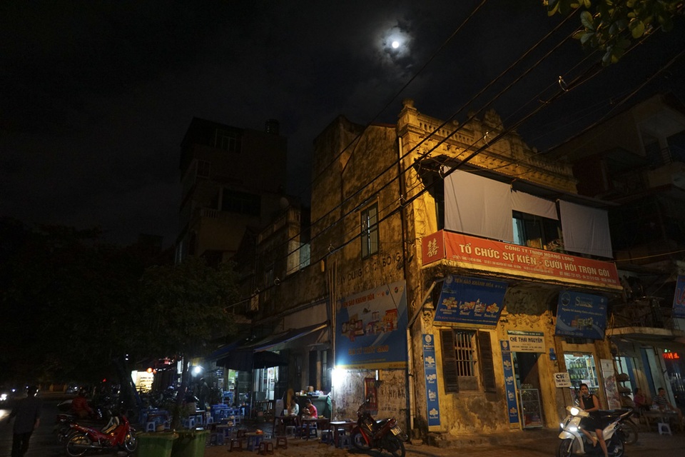 "Siêu trăng thế kỷ" trên bầu trời Hà Nội - 8
Mặt trăng lên cao phía trên một ngôi nhà cổ. Buổi tối có siêu trăng cũng là ngày rằm, không gian đêm tràn ngập ánh trăng sáng hiếm có.