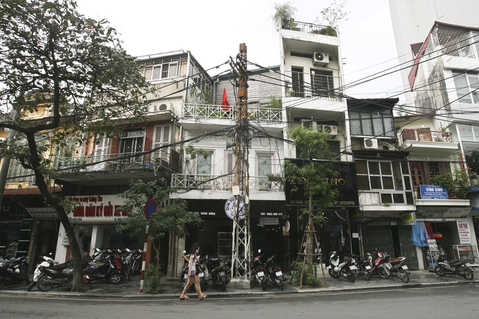 
Cây cột điện sắt lâu đời trên đoạn ngã ba phố Hàng Bông và Phùng Hưng (quận Hoàn Kiếm). Suốt dọc phố Hàng Bông hiện nay còn lại 4 chiếc cột đèn loại này.
