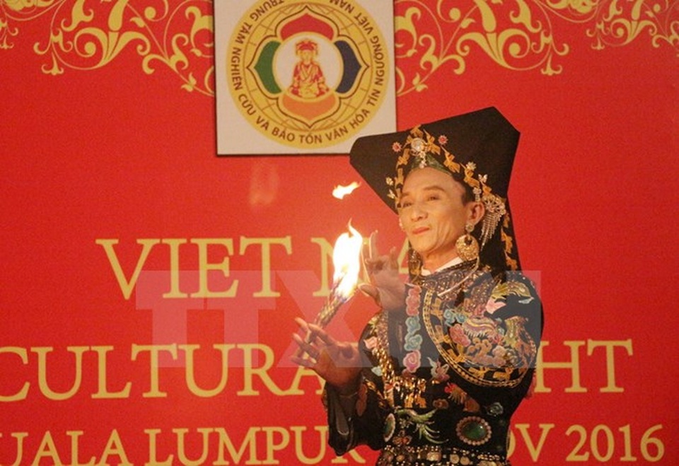 Trình diễn thực hành tín ngưỡng thờ Mẫu của người Việt tại Malaysia - 1 Trình diễn tín ngưỡng thờ Mẫu của người Việt. (Ảnh: Hoàng Nhương/TTXVN)