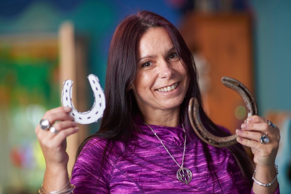 Người phụ nữ nghĩ mình là ngựa, ăn cỏ suốt 7 năm - 1 Kate Havord cảm thấy bị linh hồn ngựa nhập trong suốt 7 năm.