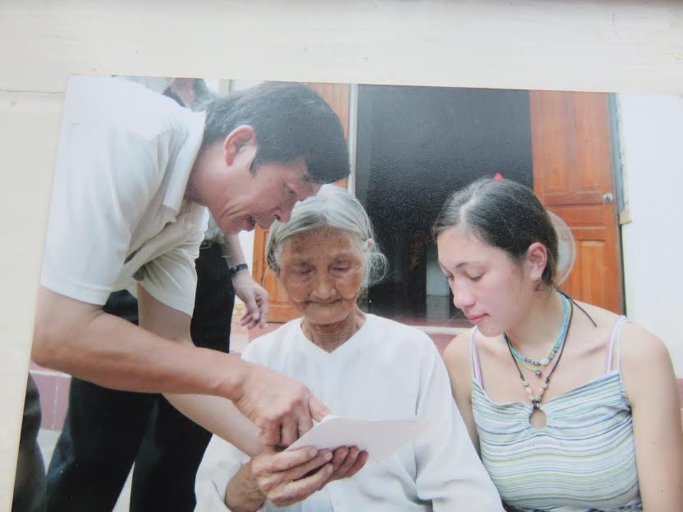 Tình buồn của người đàn ông Việt 30 năm sống không quốc tịch (Kỳ cuối) - 1
Olia, bà nội đọc thư của ông Dinh.