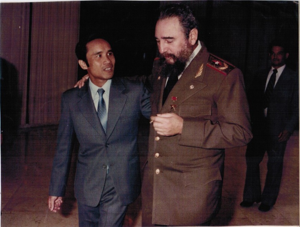 "Người con nuôi Việt Nam" ít người biết của Fidel Castro - 1 Ông Nguyễn Đình Bin và Lãnh tụ Cuba Fidel Castro.