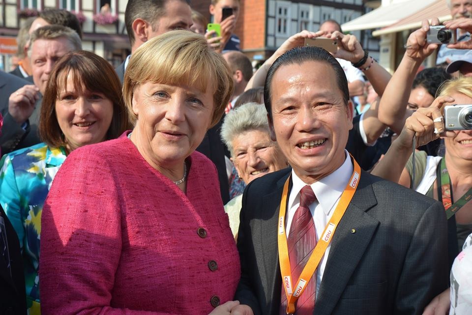 Nghị sĩ Nguyễn Đắc Nghiệp và Chủ tịch Đảng CDU, Thủ tướng Đức Angela Merkel.