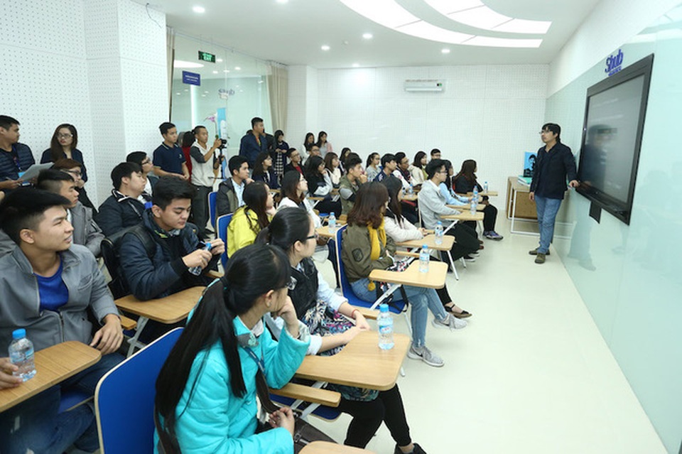 Thư viện thông minh đầu tiên tại Hà Nội - 3
Các bạn trẻ háo hức tham gia thảo luận từ anh Đinh Tiến Dũng.