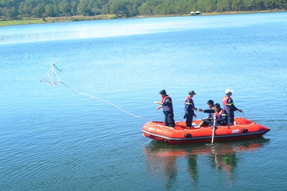 
Đến 10h30 phút ngày 28-11 thi thể nạn nhân vẫn chưa được tìm thấy
